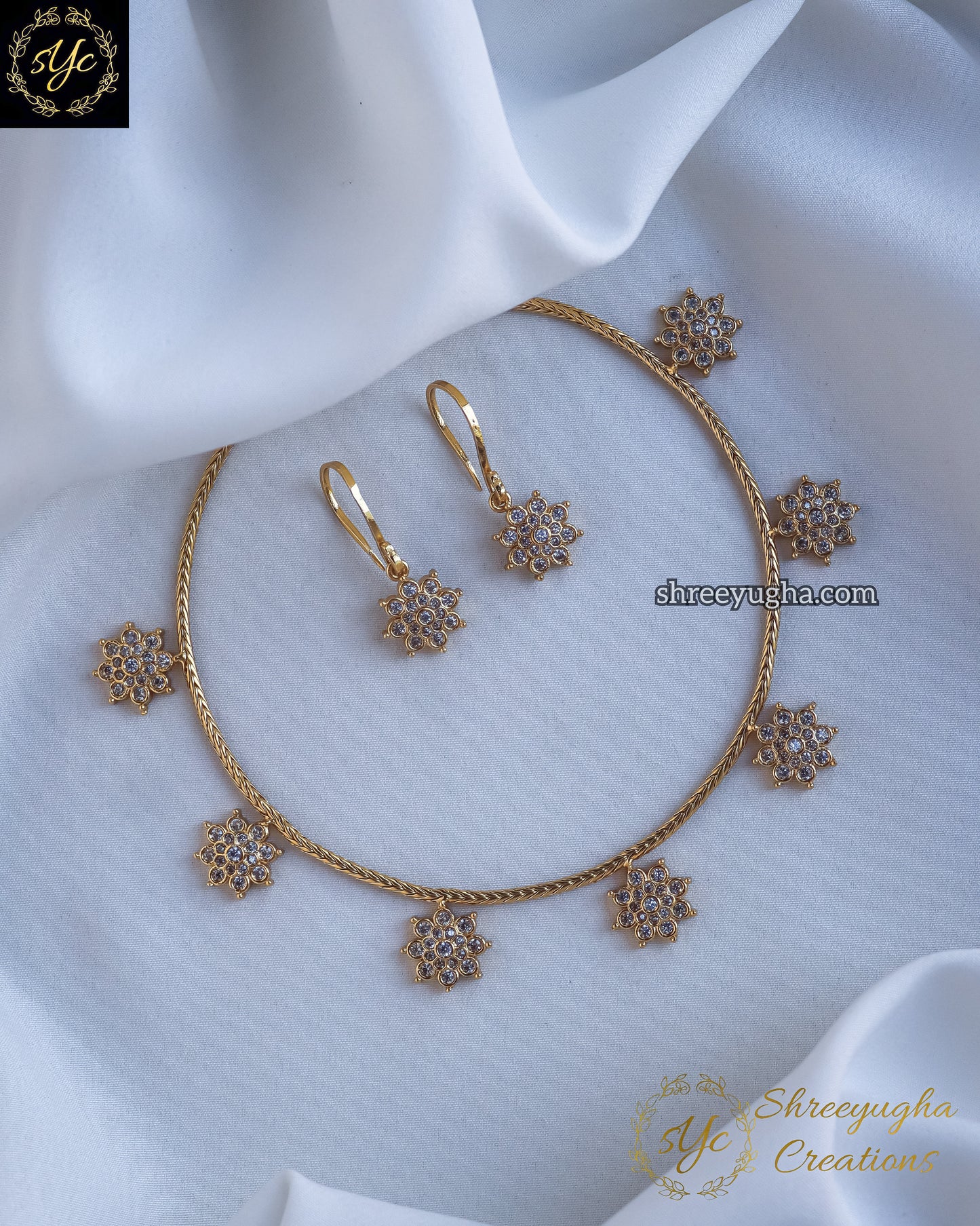 Minimal flower diamond neckset
