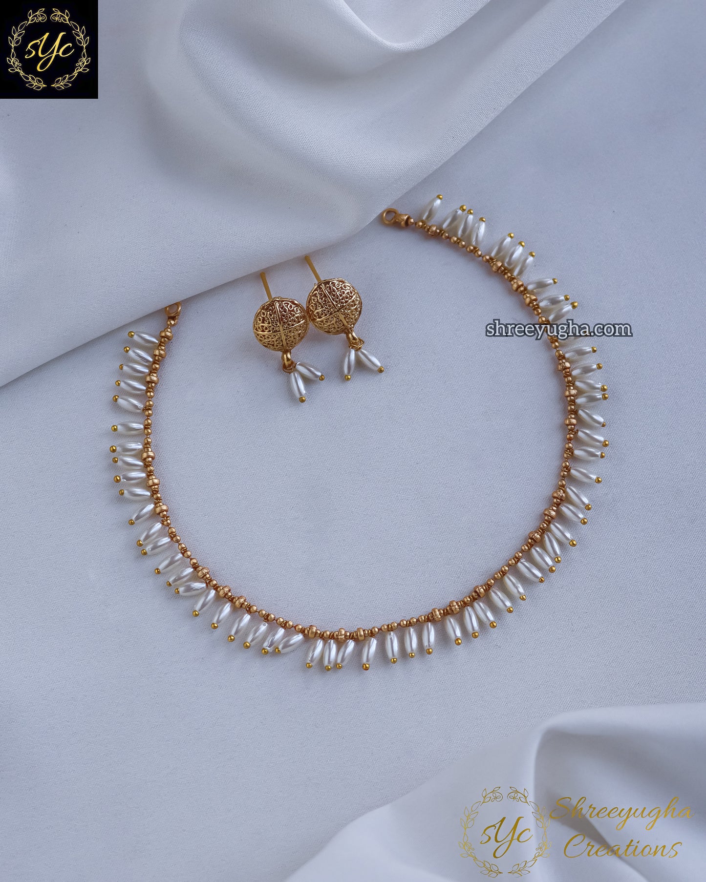 Minimal pearl necklace with earrings