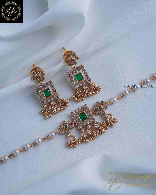 Simple & cute emerald choker set