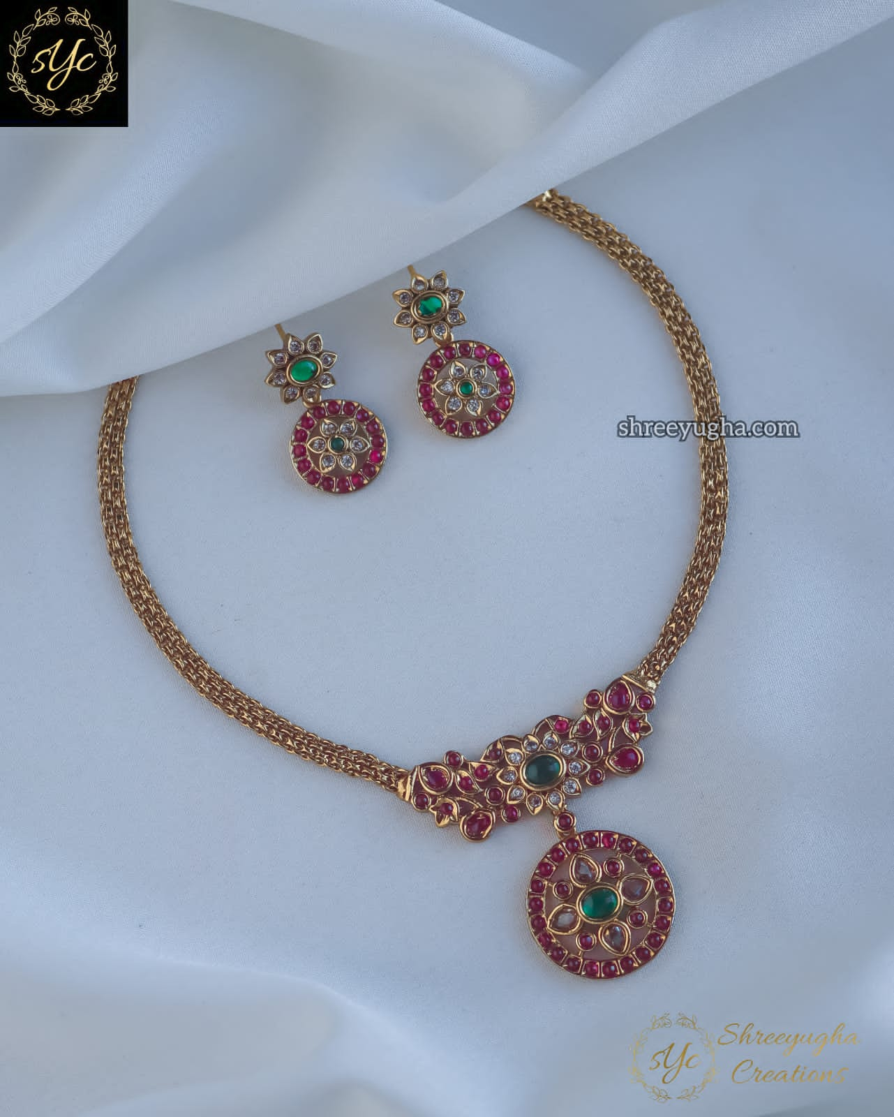 Traditional necklace with earrings