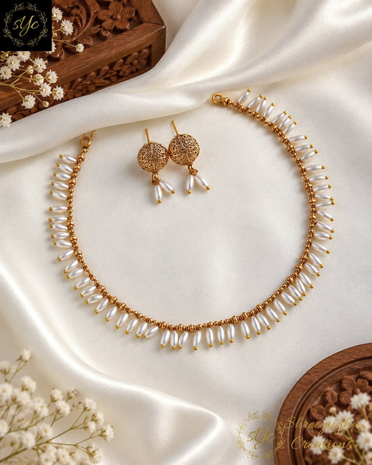 Minimal pearl necklace with earrings